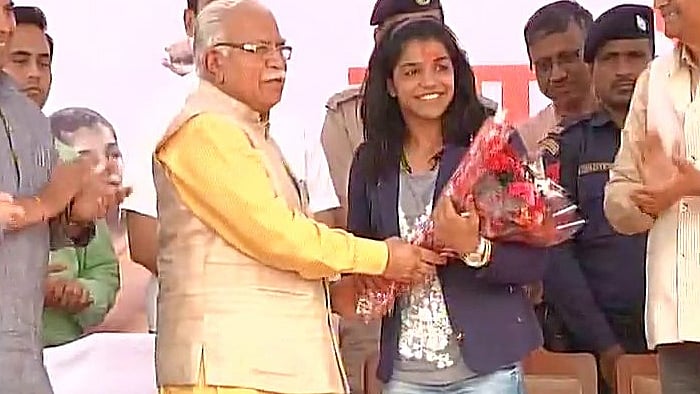 After making history at Rio, Sakshi was welcomed in Delhi amidst raucous celebration. (Photo Courtesy: Twitter @<a href="https://twitter.com/ANI_news">ANI_news</a>)