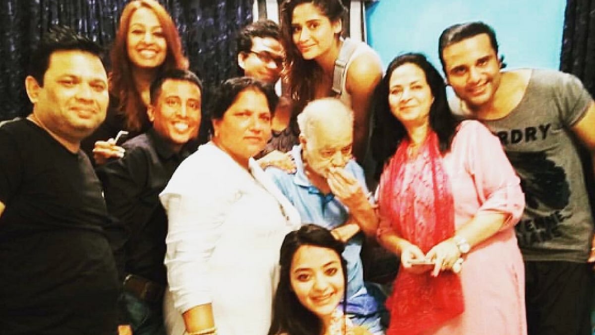 Krushna Abhishek and his family celebrate his father’s birthday. (Photo courtesy: <a href="https://www.instagram.com/p/BJIJAM6BuQL/">Instagram/@kashmera1</a>)