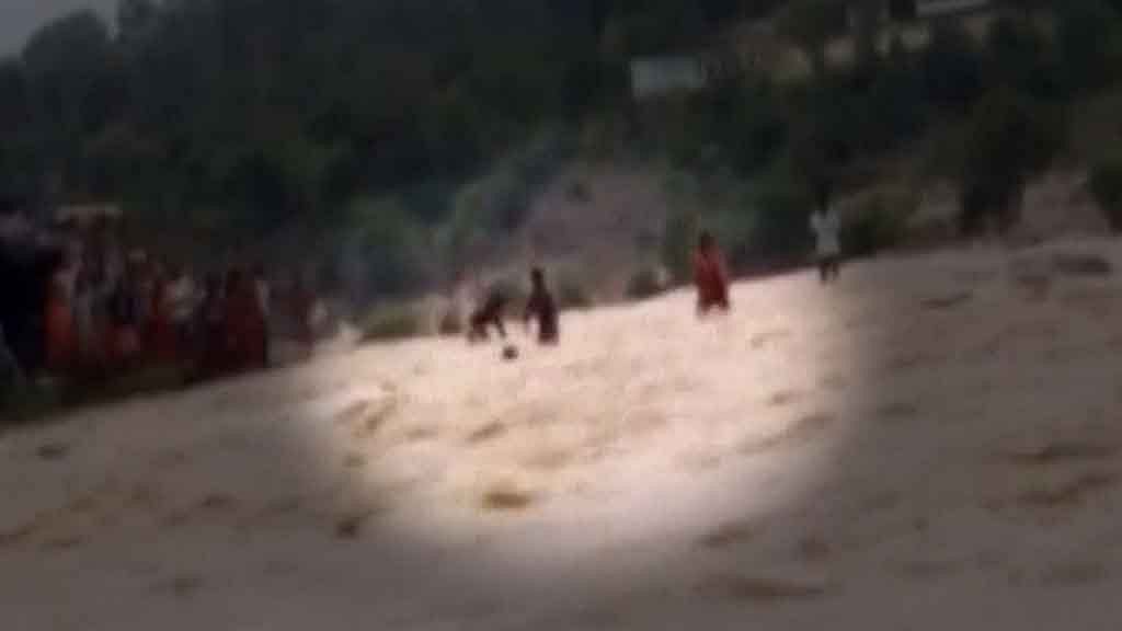 Local youth came to the pilgrim’s rescue and saved her from drowning. (Photo: ANI screengrab)