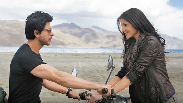 Anushka Sharma is on a mission to woo Shah Rukh Khan and is in no mood to give up. (Photo courtesy: <a href="https://twitter.com/TSRK_FC">Twitter/@TSRK_FC</a>