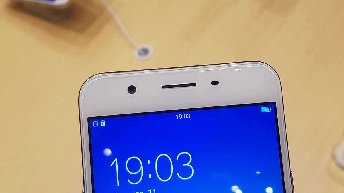 In order to better their own stakes, the Oppo F1S has bitten the bait with their latest selfie-taker. (Photo: <b>The Quint</b>)