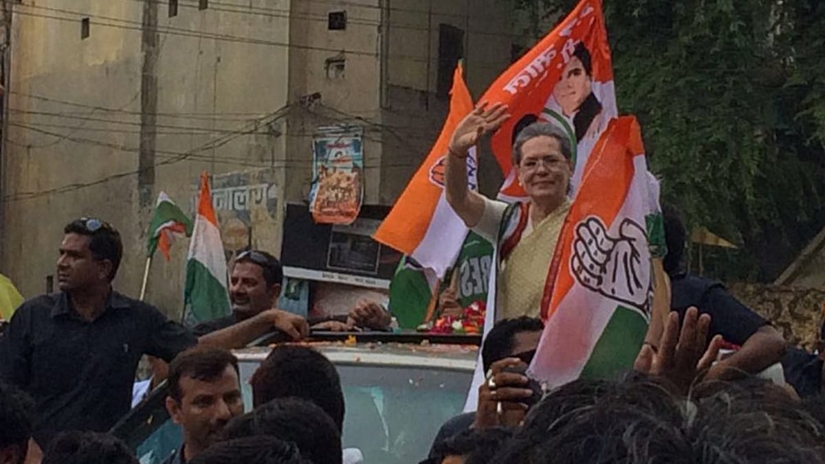 Sonia Gandhi waves at supporters in Varanasi. (Photo: <b>The Quint</b>)