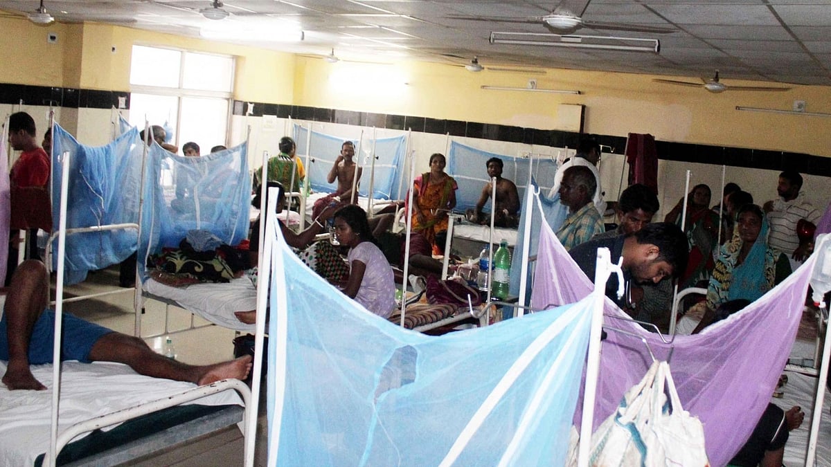 Dengue patients being treated at Shri Ramachandra Bhanj Medical Hospital in Cuttack, Odisha, on 15 July 2016. (Photo: IANS)