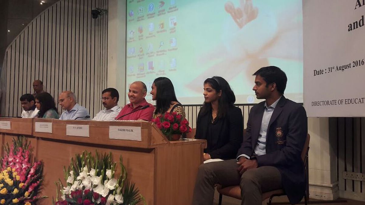 Delhi’s CM Arvind Kejriwal, deputy CM Manish Sisodia along with Olympic medallist PV Sindhu, Sakshi Malik and Sindhu’s coach Pullela Gopichand. (Photo: Twitter/<a href="https://twitter.com/msisodia">@Manish Sisodia</a>)