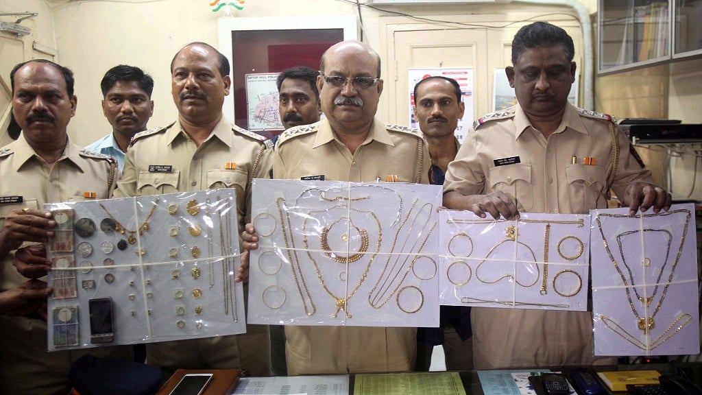 Mumbai police team display seized jewellery at Antop Hill Police station in Mumbai on 2 April 2016. (Photo: IANS)