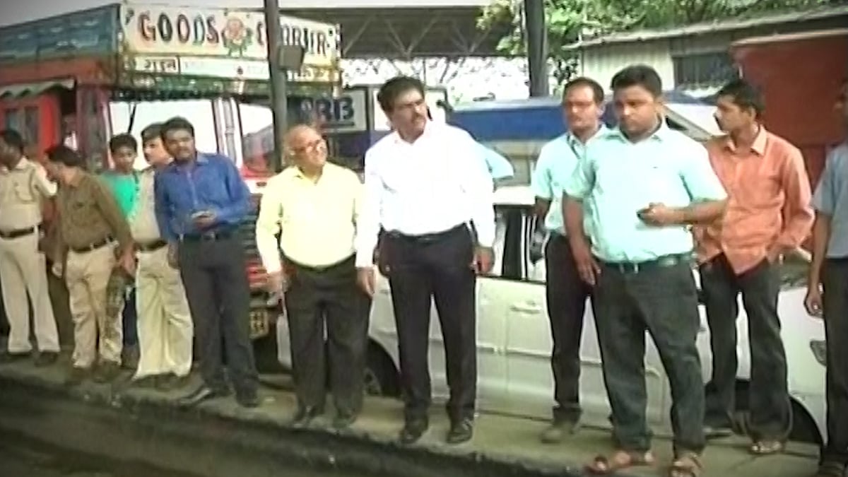 Maharashtra Health Minister gets stuck in traffic for nearly two hours (Photo: ANI Screengrab)