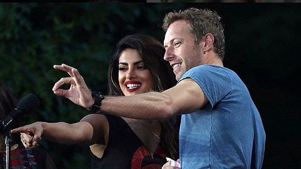 Priyanka Chopra chilling with Chris Martin on stage at Global Citizen Festival. (Photo Courtesy: <a href="https://www.instagram.com/p/BKw7jYPgd-I/?tagged=priyankachopra&amp;hl=en">Instagram/@priyankadaily</a>)