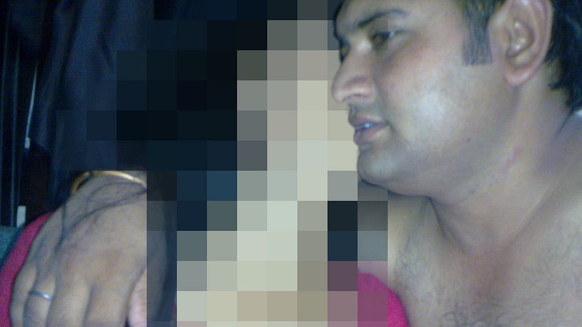 Sandeep Kumar caught on tape. (Photo Courtesy: Anonymous Source to <b>The Quint</b>)