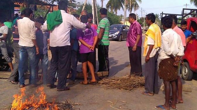 Farmers protest in Maddur, attempt to block Mysuru-Bengaluru highway. (Photo Courtesy: Twitter/<a href="https://twitter.com/ANI_news">ANI_news</a>)