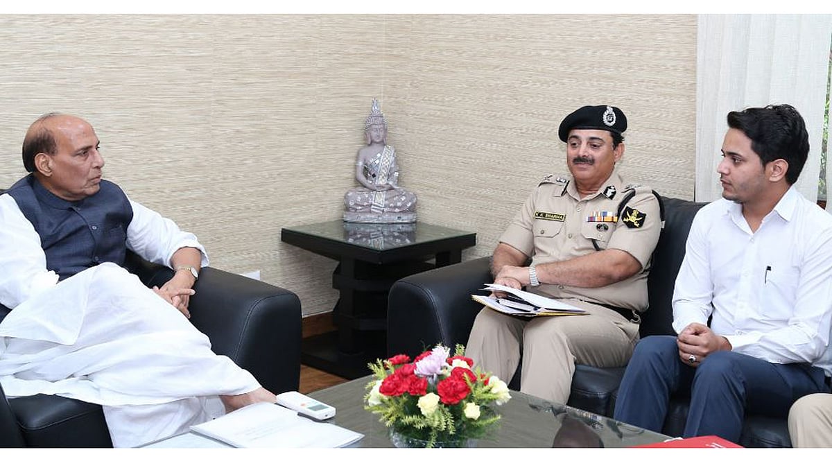 Home Minister Rajnath Singh with Nabeel Ahmad Wani (extreme right). (Photo Courtesy: Twitter/<a href="https://twitter.com/rajnathsingh">@<b>rajnathsingh</b></a>)<a href="https://twitter.com/rajnathsingh"></a>