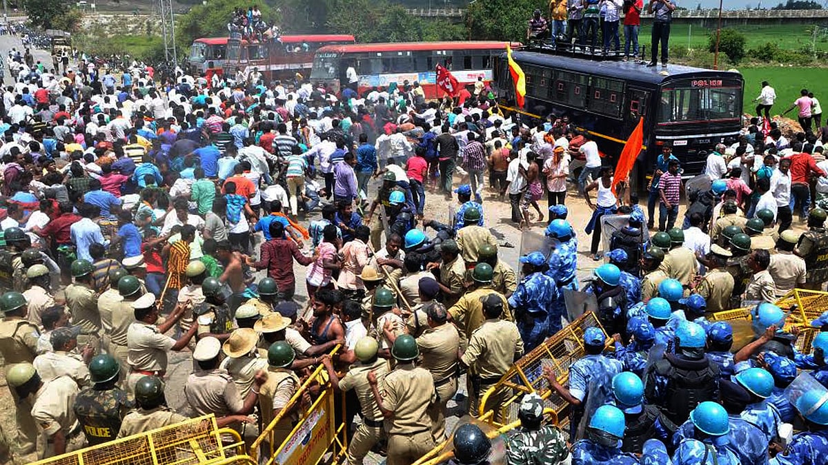 Police charge batons on farmers protesting against release of Cauvery river water to Tamil Nadu try to enter Krishnarajasagara (KRS) dam in Mandya on 9 September, 2016. (Photo: IANS)