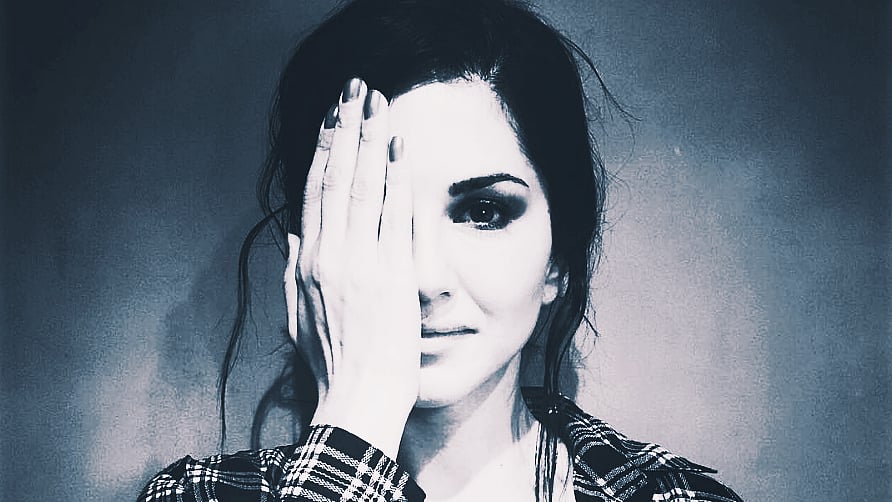 Why does Sunny Leone hope that Dilip Mehta’s documentary about her life doesn’t come to India? (Photo courtesy: <a href="https://www.instagram.com/p/BKdwektBeSr/?taken-by=sunnyleone&hl=en">Instagram/@sunnyleone</a>; altered by The Quint)