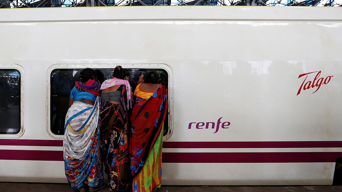 People look inside the parked high speed Talgo train during its trial run at a railway station in Mumbai, 2 August 2016. (Photo: Reuters)
