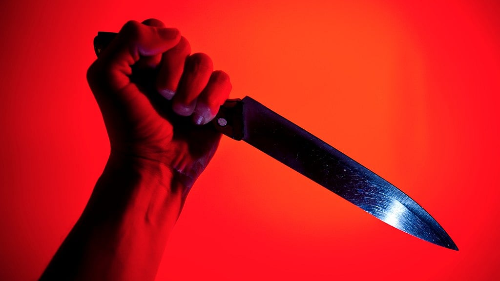 Nobody came forward to help the victim. However, the crowds later chased and nabbed the accused before handing him over to police. (Photo: iStock)