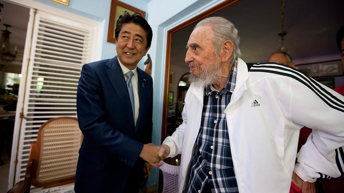 Cuba’s former leader Fidel Castro, right, shakes hands with Japan’s Prime Minister Shinzo Abe (left) during a meeting in Havana, Cuba on 22 September 2016. (Photo: AP)