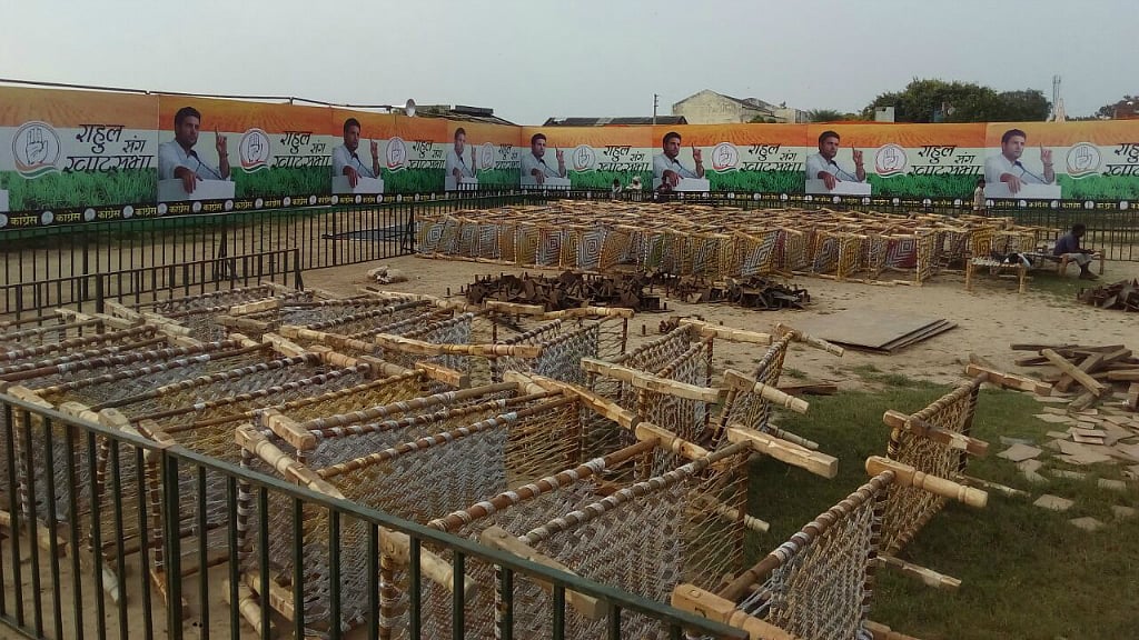 Khats lined up in preparation for Rahul Gandhi’s khat sabha. (Photo: Neeraj Gupta/<b>The Quint</b>)