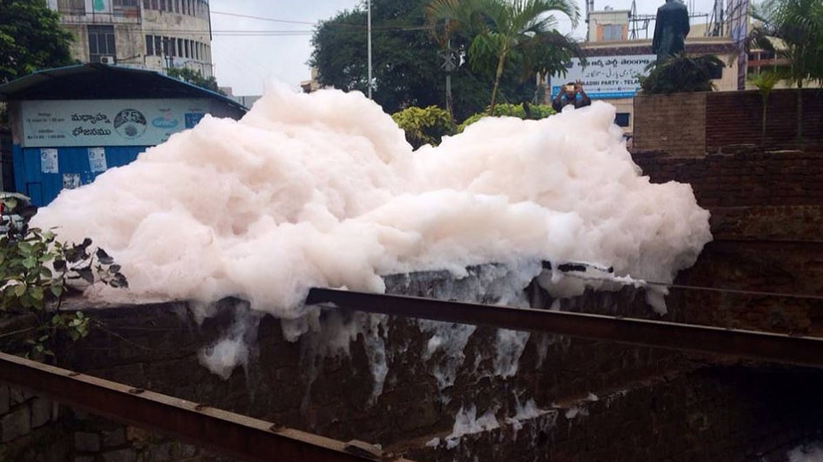 Toxic froth, many metres high, overflowed onto the road at Liberty and Allwyn Colony in Hyderabad. (Photo Courtesy: <a href="https://twitter.com/tweetsakshi/status/778482390981234689">Twitter/tweetsakshi</a>)