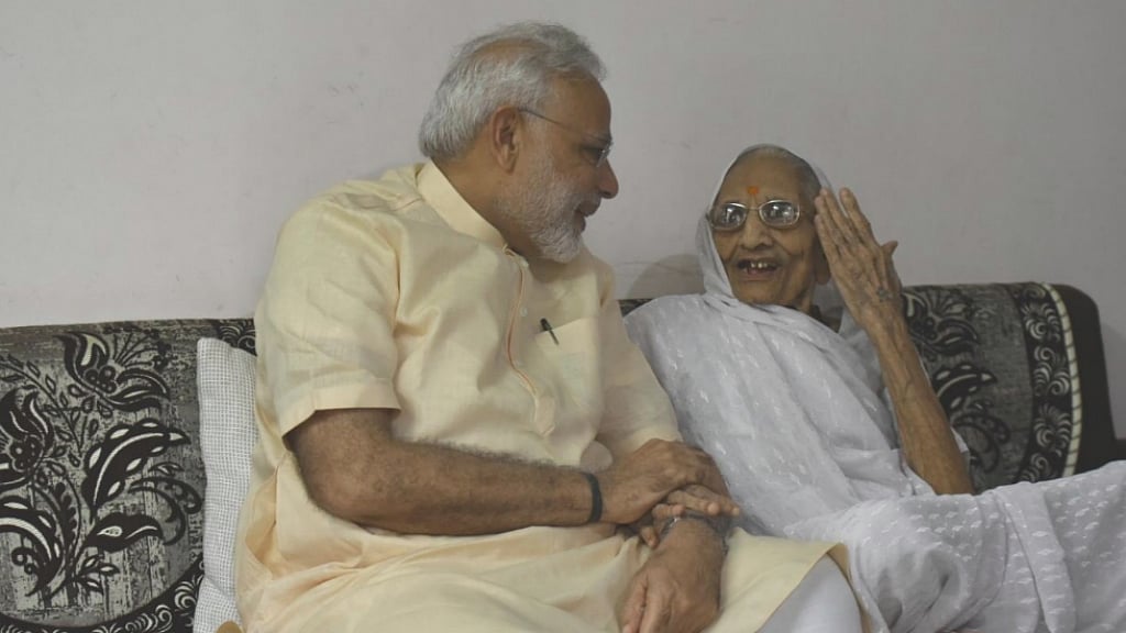 Narendra Modi and his mother Hira Ba. (Photo Courtesy: Twitter/<a href="https://twitter.com/narendramodi">@narendramodi</a>)
