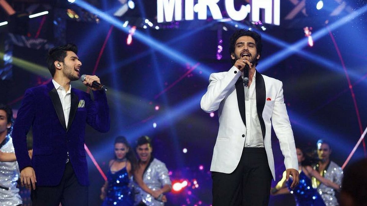 Amaal Mallik on stage with Armaan Mallik. (Photo Courtesy: <a href="https://www.facebook.com/AmalSinghDatwalia/photos?pnref=lhc">Facebook/AmalSingh</a>)