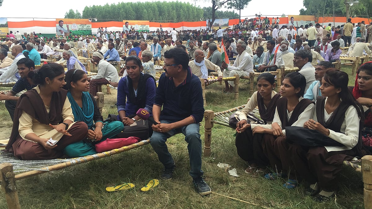 Young college students at Rahul Gandhi’s ‘<i>Khat Sabha</i>’ in Rae Bareli, Uttar Pradesh, on Thursday. (Photo: <b>The Quint</b>)