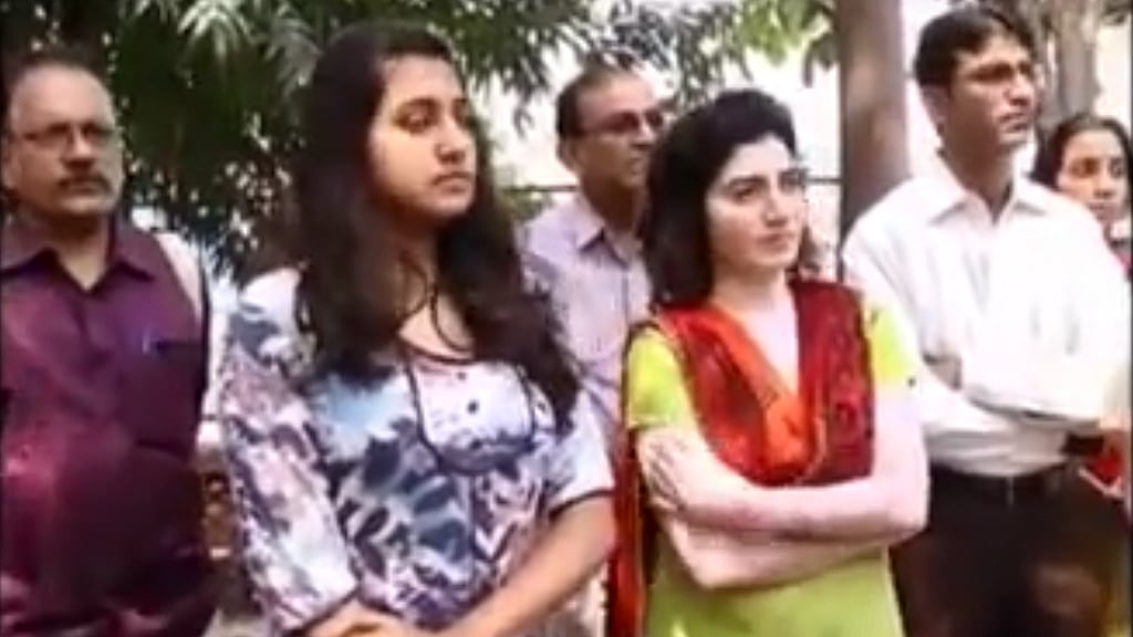 Sejal Saraf and her mother Sonali. (Photo Courtesy: YouTube Screengrab)
