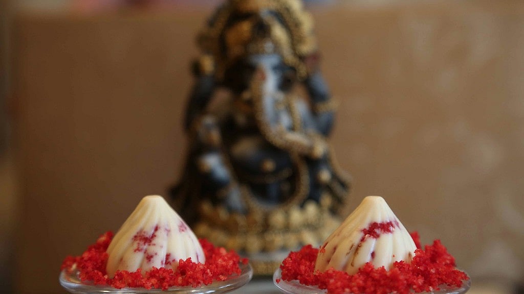 Red velvet <i>modaks </i>by Neeru’s Cakes & Desserts (Photo: <b>The Quint</b>)