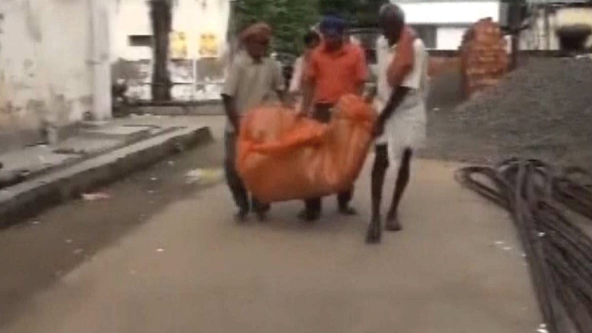 Family carries dead body in a plastic bag after hospital denies them an ambulance (Photo: ANI Screengrab)