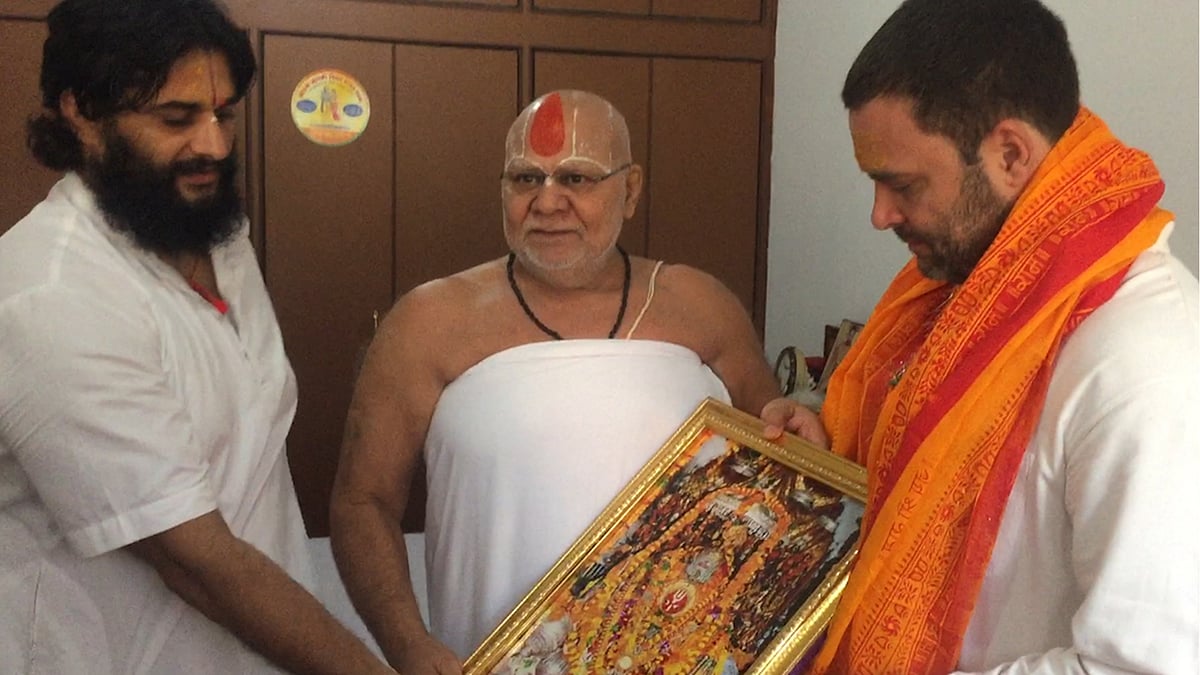 Rahul Gandhi at Hanumangarhi temple. (Photo: The Quint)