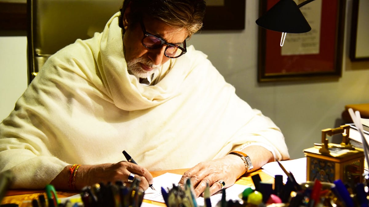 Amitabh Bachchan writes down his thoughts for his grandkids. (Photo courtesy: Twitter/SrBachchan)