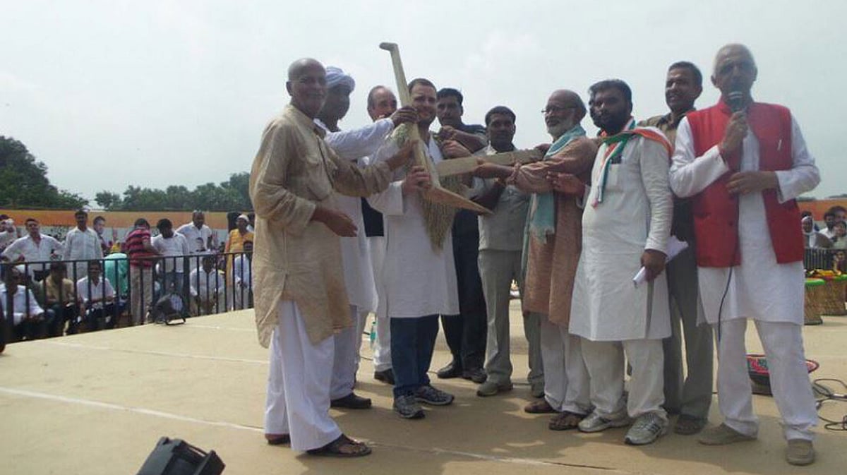 Rahul Gandhi meets farmers during his mahayatra in UP (Photo: Twitter/ <a href="http://https://twitter.com/OfficeOfRG/status/773068313232637952">@Officeof RG</a>)