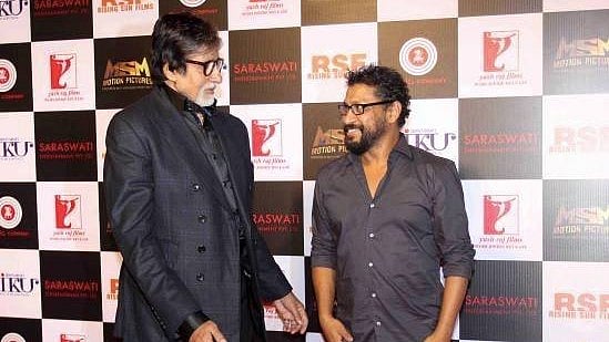 Amitabh Bachchan with Shoojit Sircar. (Photo courtesy: <a href="https://www.facebook.com/urbanasian/photos/bc.AbpFmYr9lMVEUYz8YYXfVuxHQssTC6vJIXoMz9KOqUjh26DFPG-s6apCL4PRh6I16eZfLv5C5VkctBpjK7ZZQb5K795quaRzdQVtcNwxCJsqbYZW2tD0rETMZjYC-zPLle1Uej533XwfQQCQdpqz_uRLLAOuo8DTJFhb9pcio42GmplPTJ0gd7Vp2sZus3I2iyw/1050436258319444/?type=1&opaqueCursor=AbrQ7IIwMV_oLnW62hoWzckbel-sPCFoXkSh4DYc_1jp9h6keGPsVd2Ix5RpUqtYteh0v4Lt2uea-PZxk11eQXsV68AjylCnYDw_1vOgY5FKw_AXcJlu15bgHZdLN3VOnsfYWI_BC1zmGSqtujYyDh7zGdU7E4RvEc_ZRoQdIc3oQ-PUCKuYwCPBRT4BGpeSgwon8N2OZpdDgU6_E4Xo84my6HESaAcK6cFODrPZqg8uIhsv4J1KxNH-C9wsIchVtYDw94V1Q7umx1RQfo0B6xCBC0E3L7qelR6fuJkbb4YuqUT5h5ORbg5nPrsqppmgmi6ugMHRlmNo20XInkJhfSk8tGtjJ5Uu8u0cgHYauoyUMw&theater">Facebook/ urbanasian</a>)