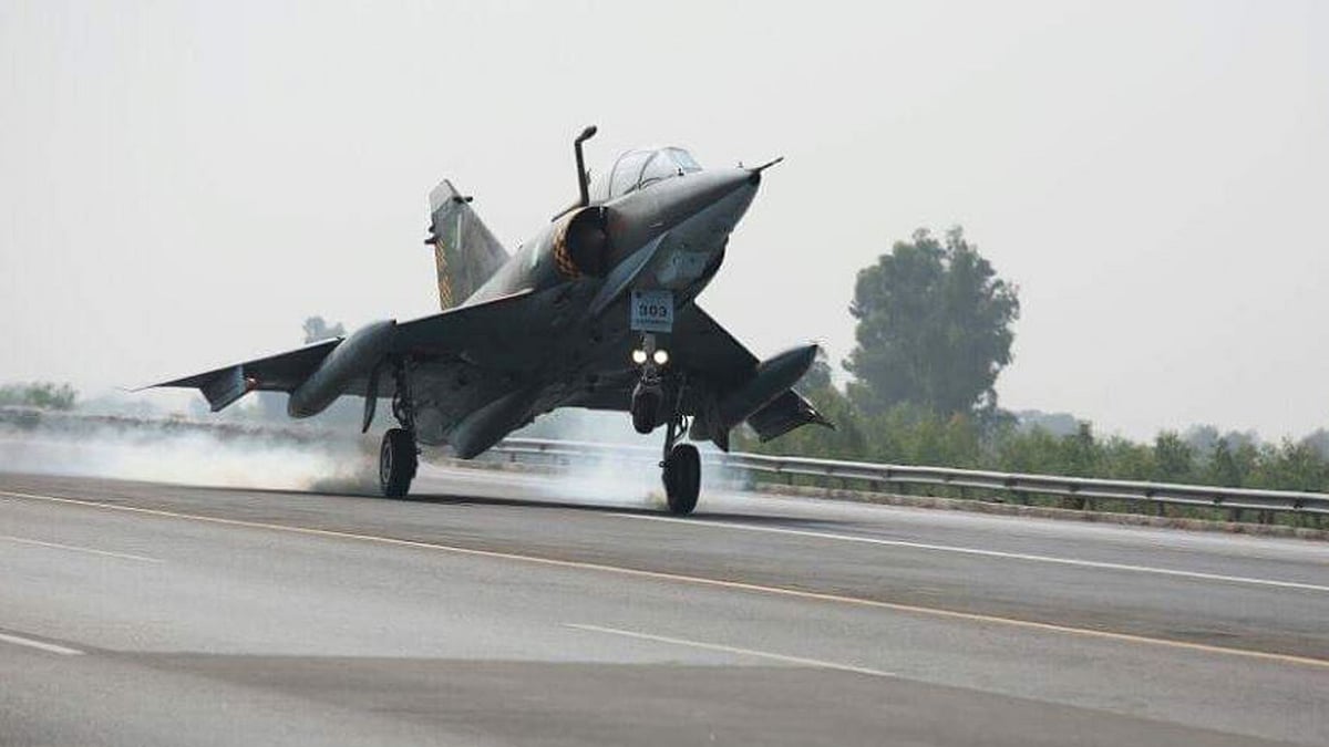 “They landed on the road in this, yes. That is something they have been doing for years,” PAF spokesman said. (Photo Courtesy: Twitter/<a href="https://twitter.com/raisinganchor/status/778971135295774721">@raisinganchor</a>)