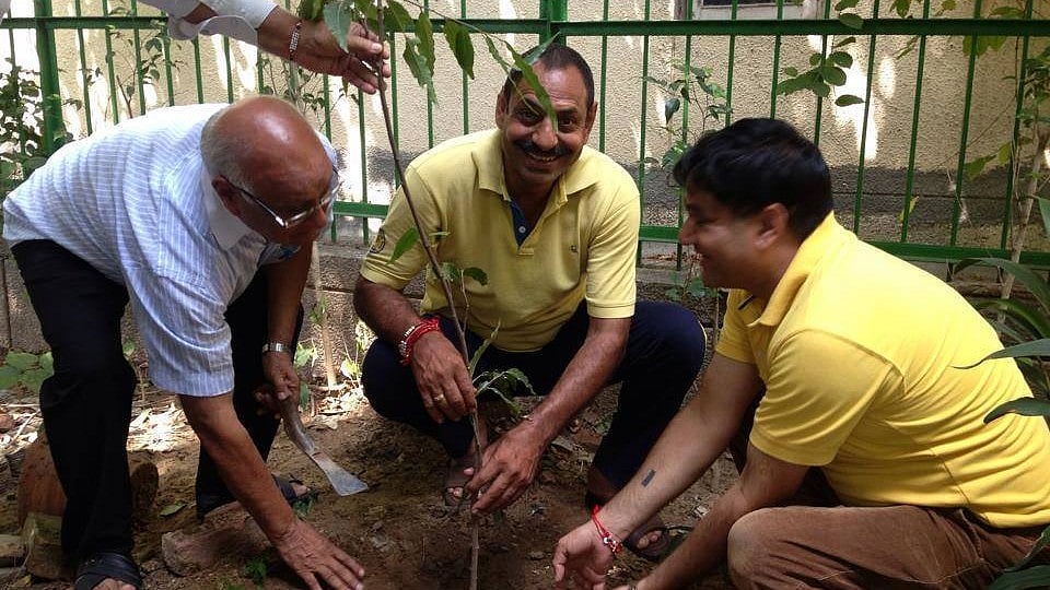 AAP MLA Sahiram Pahalwan (centre) from Tughlakabad has been accused of threatening a villager.  (Photo: Twitter/<a href="https://twitter.com/AAPDelhiFeeds">@AAPDelhiFeeds</a>)