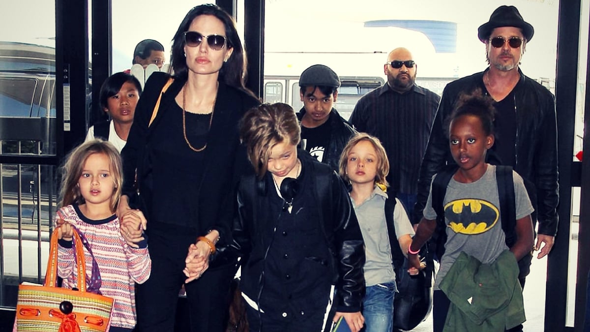 Angelina Jolie and Brad Pitt seen travelling with their six children. (Photo courtesy: Twitter/<a href="https://twitter.com/tonee_xy">@<b>tonee_xy</b></a>)