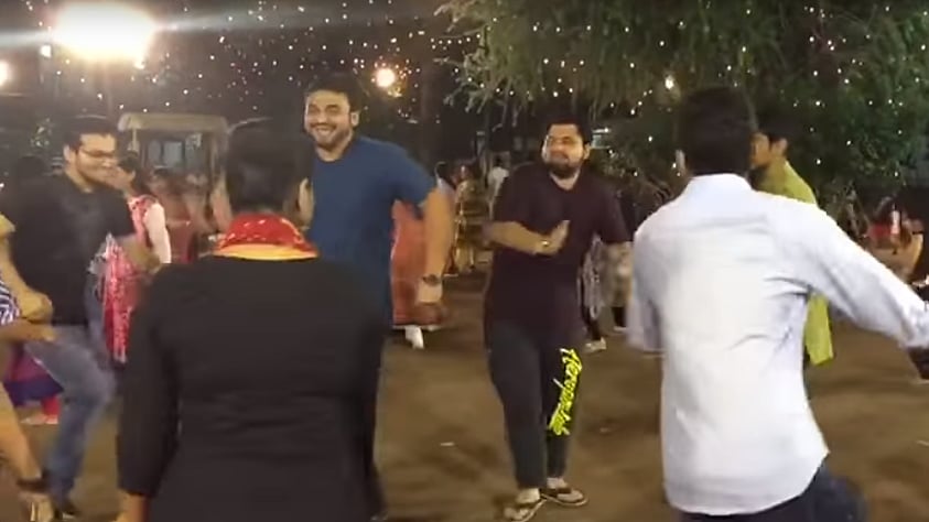 Garba Night video doing the rounds of the Internet. (Photo Courtesy: Screengrab/<a href="https://twitter.com/Amit_smiling/status/786443184754728960">@Amit_smiling</a>)