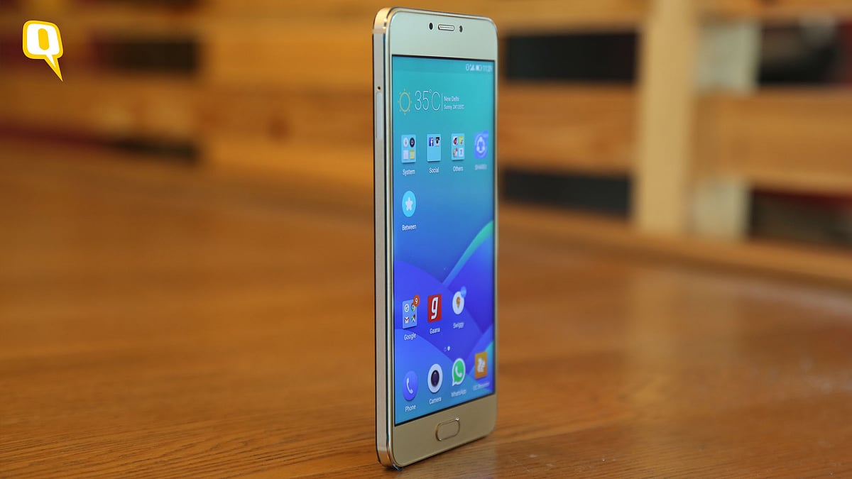 Gionee S6 Pro offers good performance, but can we call it a value-for-money device? Read this review to find out. (Photo: Shiv Kumar Maurya/<b>The Quint</b>)