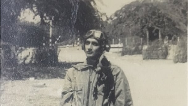 Group Captain Randhir Singh, the only Indian air force officer to be conferred the Sahitya Akademi award. (Photo: Ayushman Jamwal/ <b>The Quint</b>)