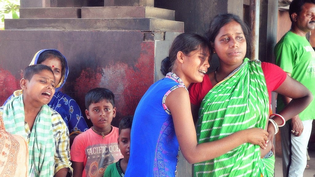 Family members of a victim of the SUM hospital fire mourn during his cremation in Puri on Tuesday, 18 October 2016. (Photo: PTI)