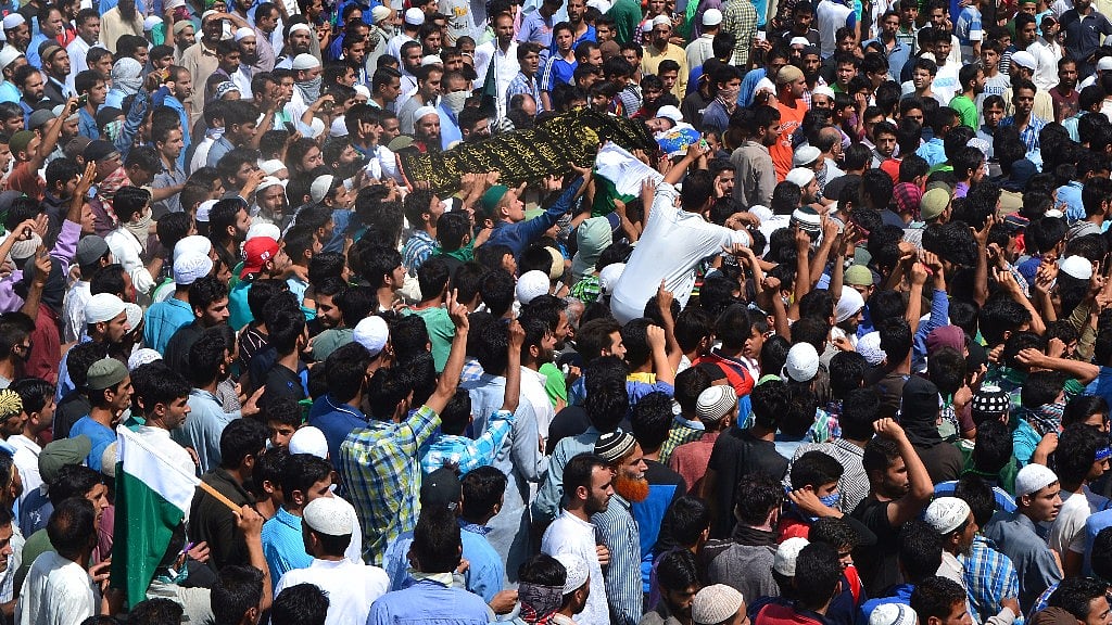 Funeral of Daanish Rasool Mir in Baramulla district who was killed after policemen fired at him in Batapora, Sopore. (Photo: <b>The Quint</b>)