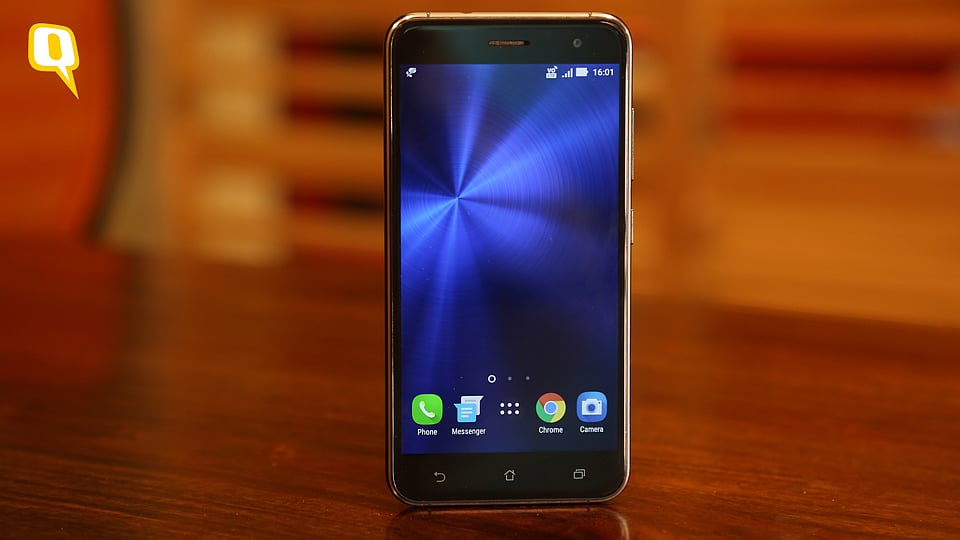 Asus Zenfone 3 is a glass-body phone. (Photo: Shiv Kumar Maurya/<b>The Quint</b>)