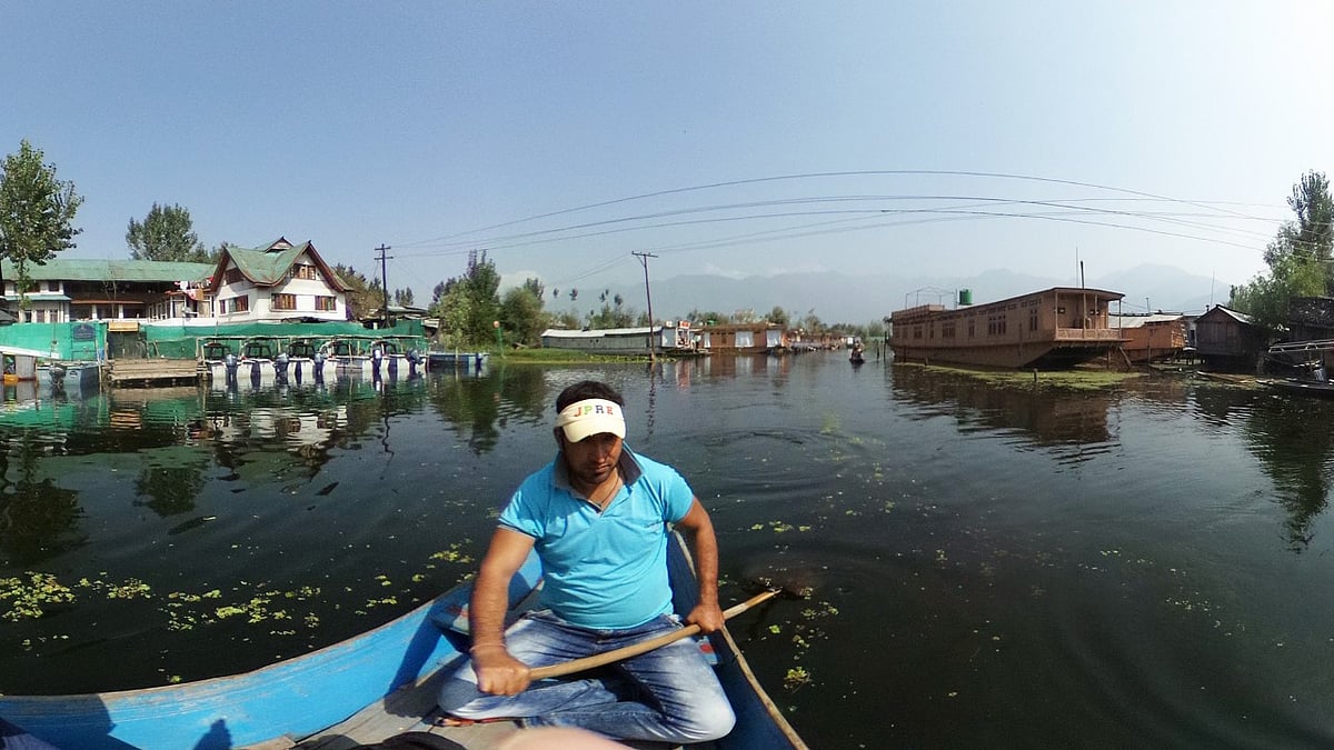 Sahil Kulu in Dal Lake in Srinagar. (Photo: The Quint/Poonam Agarwal)