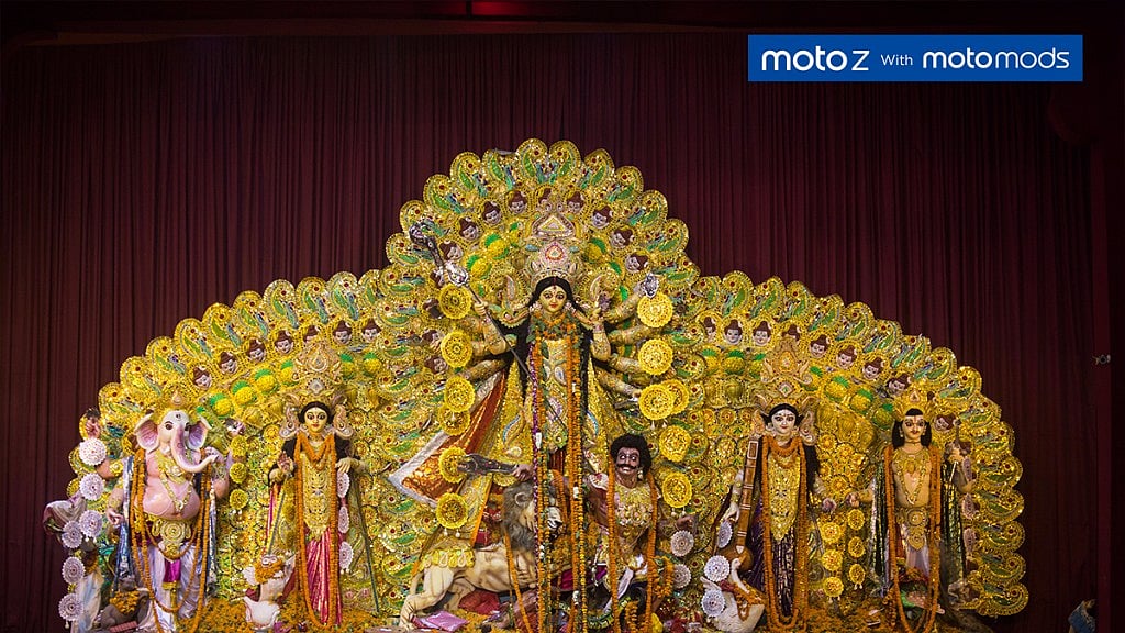 The grand occasion of Durga Puja marks the journey of the goddess to her maternal home. (Photo: Abhilash Mallick/<b>The Quint</b>)