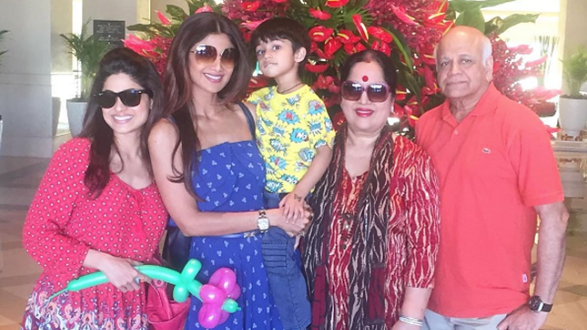 Shilpa and Shamita Shetty with their parents. (Photo courtesy: Instagram)