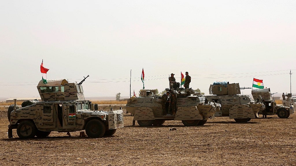 A peshmerga convoy drives towards a frontline in Khazer, about 30 kilometers (19 miles) east of Mosul. (Photo: AP)