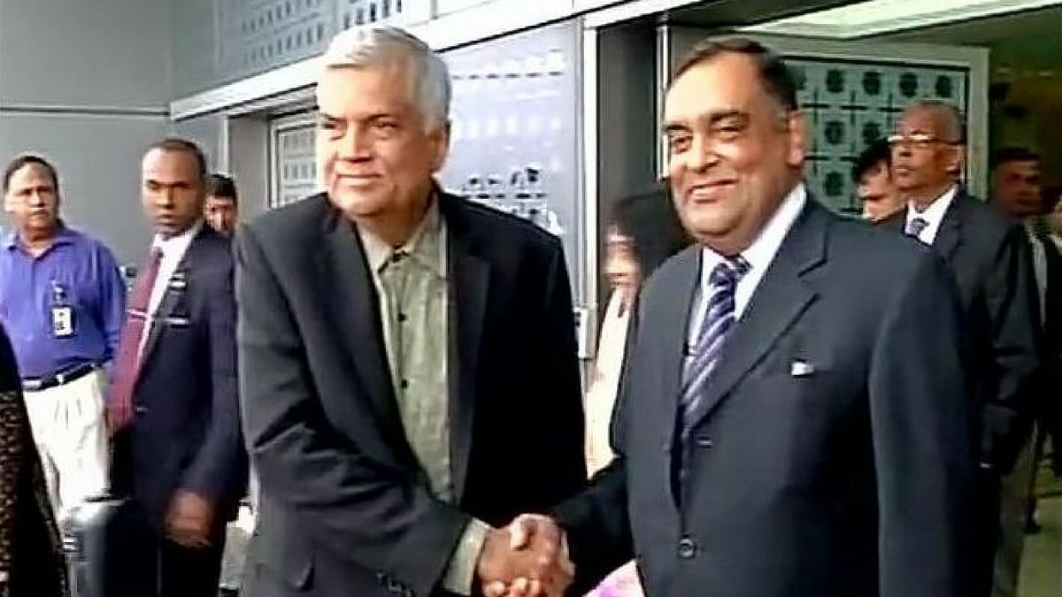 

Sri Lankan PM Ranil Wickremesinghe (L) arrives in New Delhi. (Photo Courtesy: Twitter/<a href="https://twitter.com/DDNewsLive">@<b>DDNewsLive</b></a>)