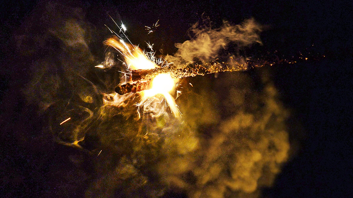 Reports from the Central Pollution Control Board show a drastic increase in pollution after Diwali celebrations across the country. (Photo: Rahul Gupta/<b>The Quint</b>)