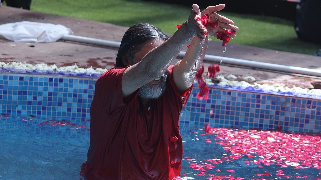 Swamiji dances with Monalisa in the pool. (Photo Courtesy: Colors)
