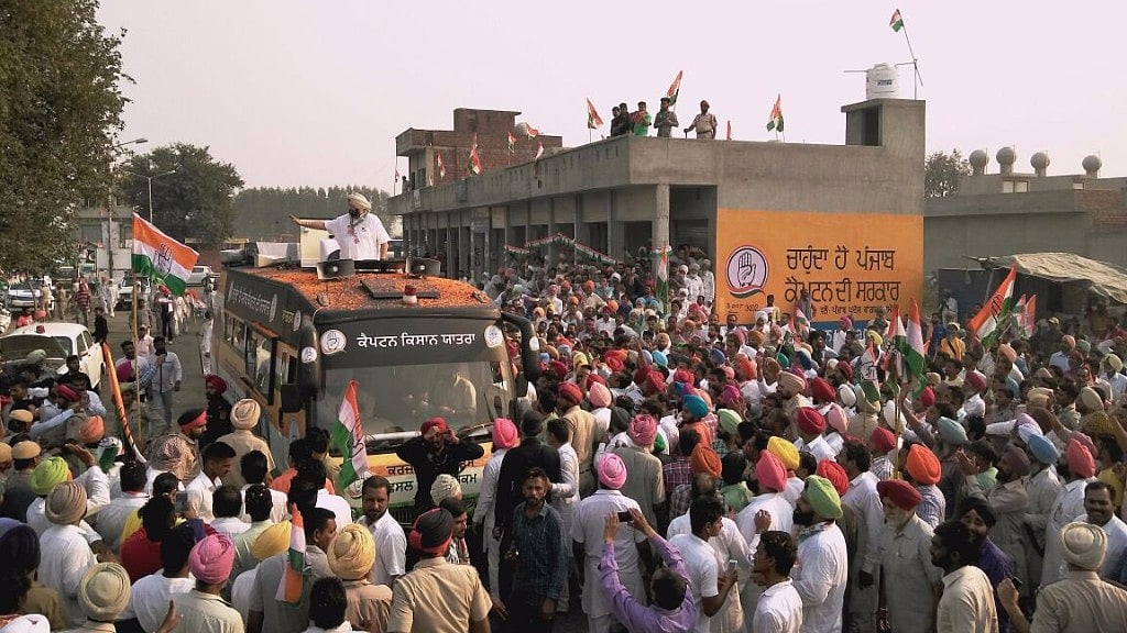 Punjab Congress chief Amarinder Singh on the first day of his Kisan Yatra on Monday, 18 October 2016. (Photo Courtesy: Twitter/<a href="https://twitter.com/capt_amarinder/status/787963119062573056">@capt_amarinder</a>)