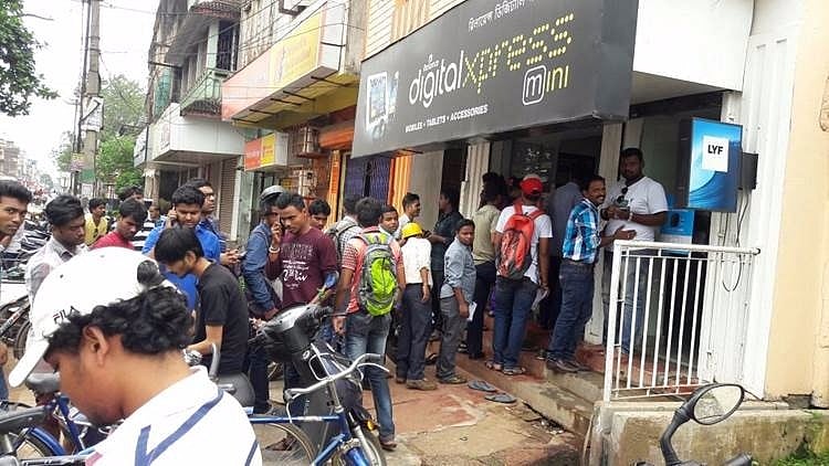 The craze for free Reliance Jio SIMs led to huge lines forming outside Reliance stores. (Photo: Reuters)
