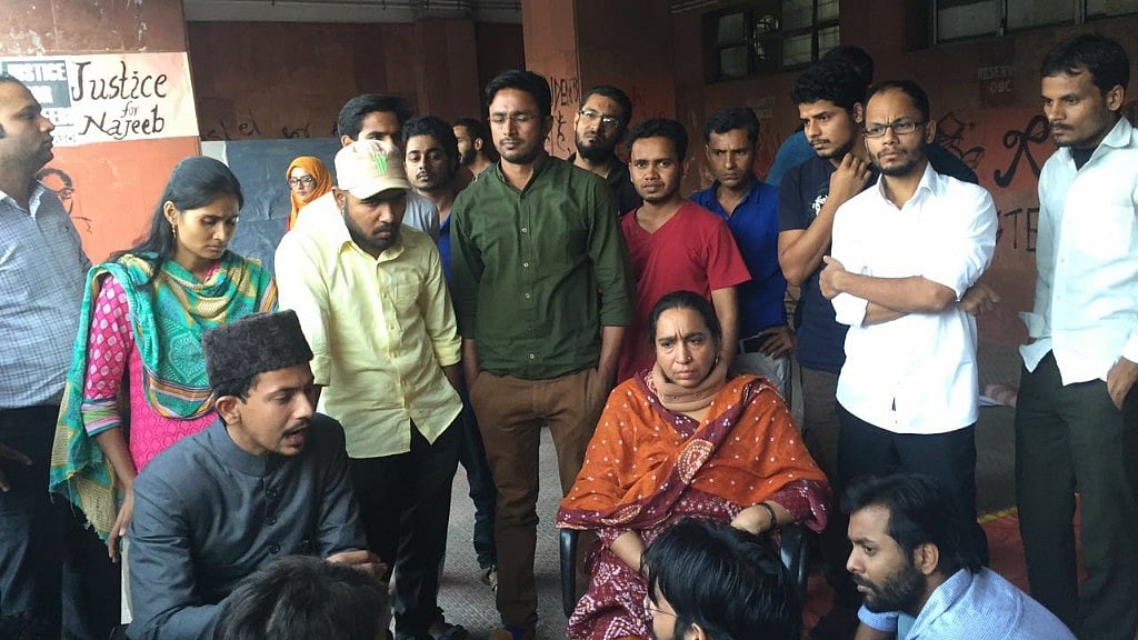 JNU students meet missing student Najeeb Ahmed’s mother. (Photo Courtesy: Facebook/<a href="https://www.facebook.com/faizulhasan4u"> Faizul Hasan II</a>)